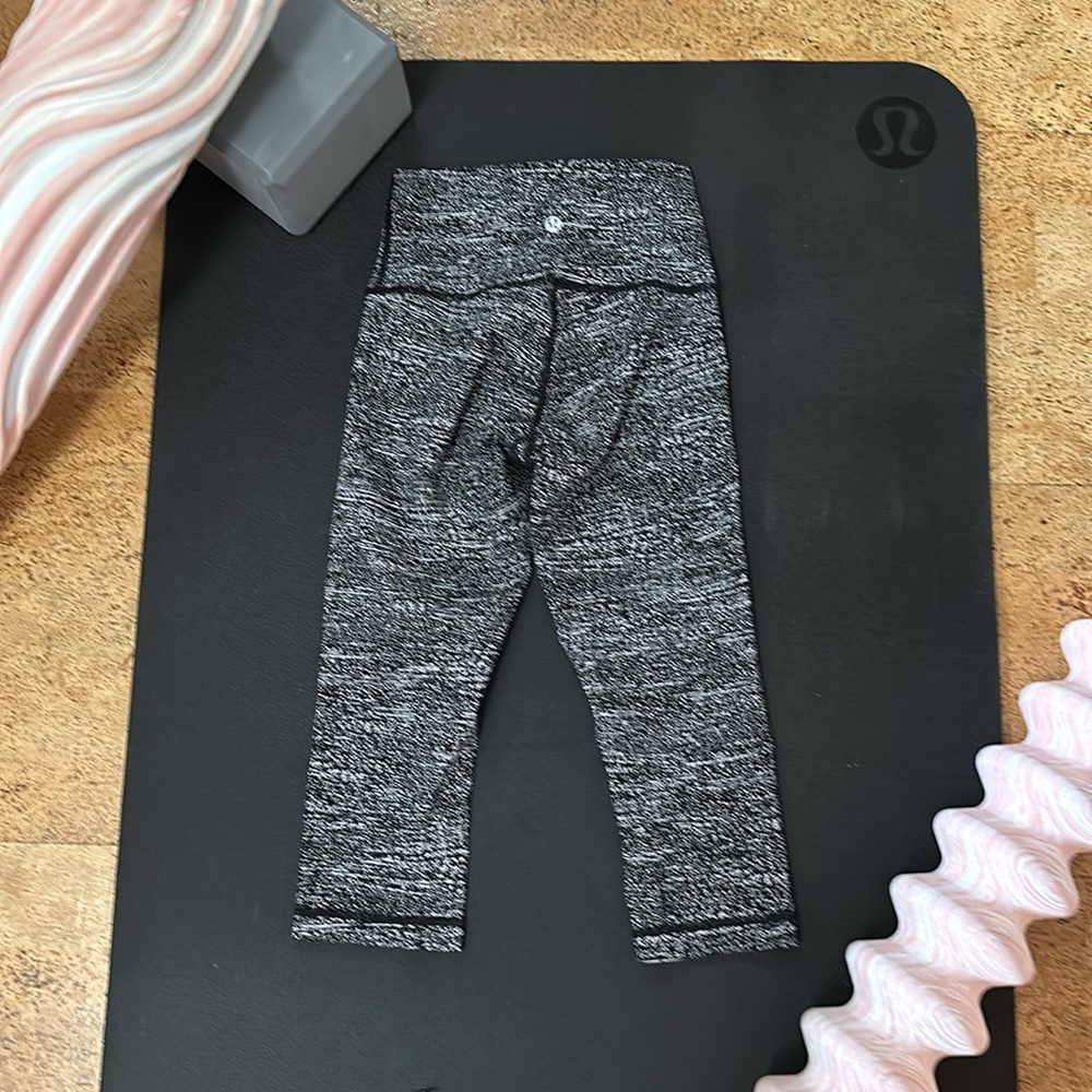 Lululemon Wunder Under Capris Size 2 - Picture 5 of 9